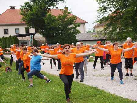 Predsednica DŠZ telovadi s Kamničani_foto_Dusan Letnar